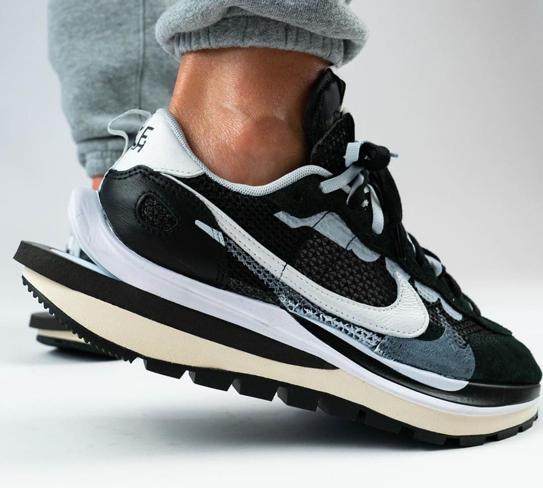 nike sacai black on feet