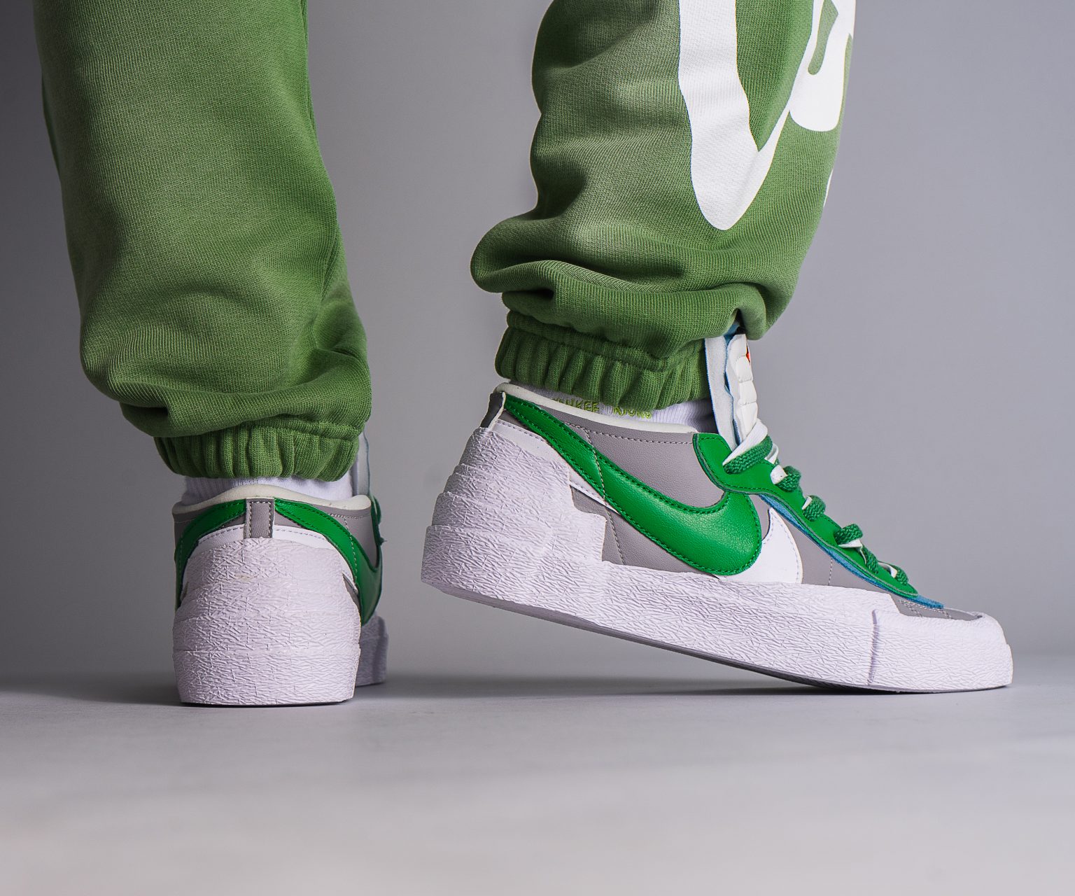 nike blazer sacai on feet